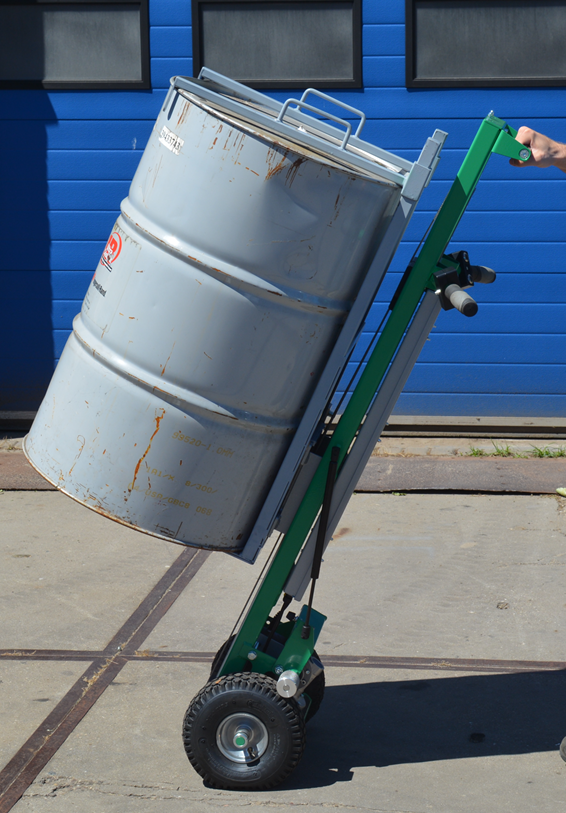 Steekhefwagen zonder steunplaat of steunpoten met aangedreven rem op de wielen voorbeeld